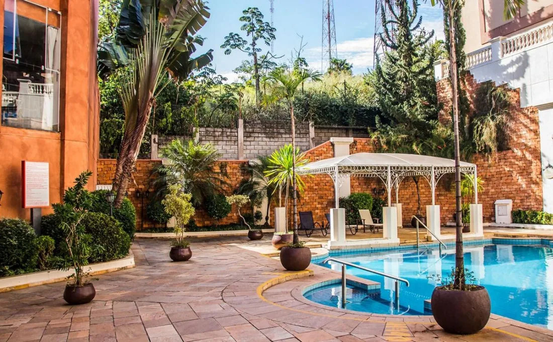 Piscina com palmeiras